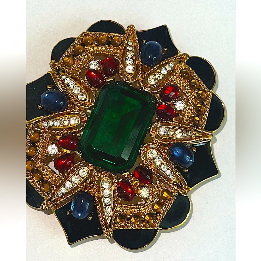 Vintage Joan Rivers green glass Brooch